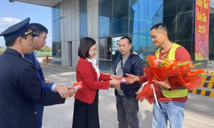 Gần 60 tấn hàng hóa mở hàng thông quan cửa khẩu cầu Bắc Luân II