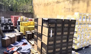 Phát hiện 3 xe tải chở đầy rượu ngoại nghi nhập lậu