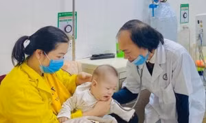 Bác sĩ chỉ ra sai lầm thường thấy của cha mẹ trong việc giữ ấm cho trẻ
