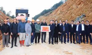 Chủ tịch UBND tỉnh Cao Tường Huy thăm, động viên người lao động tại các công trình giao thông trọng điểm