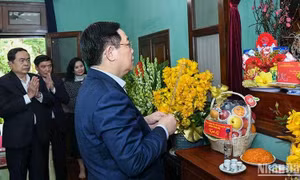 Chủ tịch Quốc hội Vương Đình Huệ thắp hương tưởng nhớ Chủ tịch Hồ Chí Minh tại Nhà 67