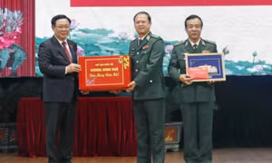 Chủ tịch Quốc hội Vương Đình Huệ chúc Tết cán bộ, chiến sỹ Bộ đội Biên phòng