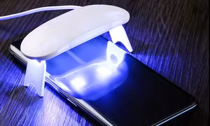 Xiaomi cảnh báo miếng dán keo UV gây hại smartphone