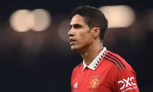 Real cân nhắc tái ngộ Casemiro và Varane