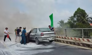 Ôtô bốc cháy trên Quốc lộ 30