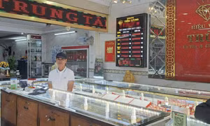 Người đàn ông cướp vàng bán đưa tiền cho vợ sắm Tết