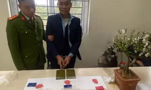 Bắt giữ đối tượng vận chuyển 2 bánh heroin tại bến xe Yên Nghĩa