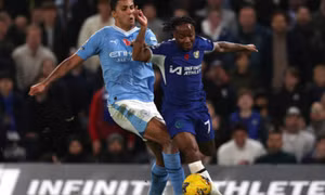 Sterling làm rõ tương lai với Chelsea