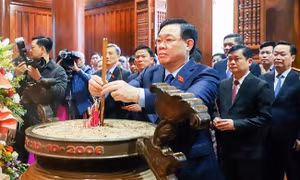 Chủ tịch Quốc hội Vương Đình Huệ dâng hương tưởng niệm Chủ tịch Hồ Chí Minh