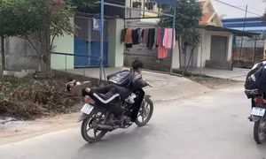 Nam sinh lớp 11 nằm trên yên điều khiển xe bị xử lý hàng loạt vi phạm
