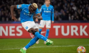 Barca rơi chiến thắng trên sân của Napoli
