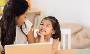 Việc gần gũi giữa mẹ và trẻ sơ sinh kích thích sự đồng bộ não