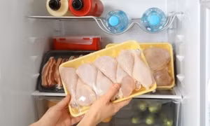 Nhận diện thịt gà trong tủ lạnh còn ăn được hay không