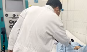 Hôn mê sau uống 'nước vui' ở tiệc sinh nhật