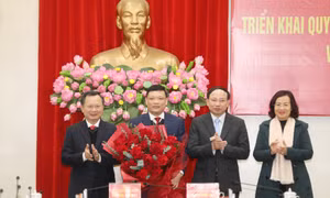 Trao Quyết định phê chuẩn đồng chí Nghiêm Xuân Cường giữ chức vụ Phó Chủ tịch UBND tỉnh