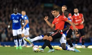 Man United tăng tốc trong vụ “người thay thế” Casemiro