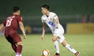 Đức Chinh ghi bàn giúp Bình Định hạ đội đầu bảng Nam Định