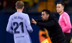 Xavi làm rõ tương lai của De Jong