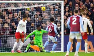 Man Utd thắng Aston Villa nhờ bàn muộn