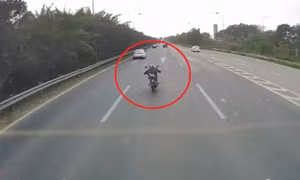 Nam thanh niên 'diễn xiếc' nằm trên xe máy ở Đại lộ Thăng Long khai gì?