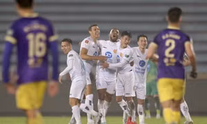 Hai bàn phút bù giúp Nam Định thắng ngược Hà Nội FC