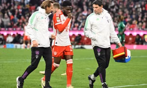 Alphonso Davies báo tin dữ cho Bayern Munich