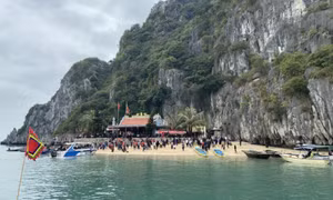 Rộn ràng lễ hội đền Bà Men