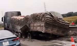 Ô tô đầu kéo bốc cháy trên cao tốc Pháp Vân - Cầu Giẽ