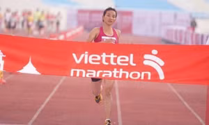 Nguyễn Thị Oanh lập kỷ lục marathon Quốc gia