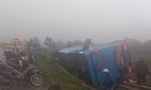 Ôtô khách đâm gãy hộ lan rồi lao xuống hành lang đường sắt
