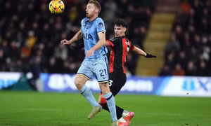 Hậu vệ 19 tuổi nhấn chìm Tottenham