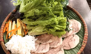 Ba không khi ăn rau sống