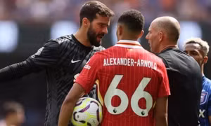 Arne Slot xác nhận thời điểm Alisson Becker tái xuất