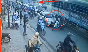 Người đàn ông đập phá xe ô tô sau va chạm giao thông