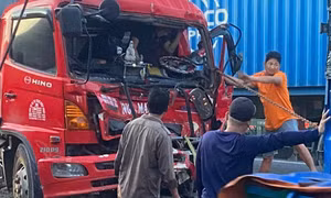 Va chạm xe container, tài xế xe tải kẹt cứng trong cabin