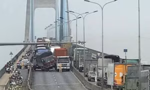 3 xe ôtô va chạm liên hoàn trên cầu Phú Mỹ, giao thông ùn ứ