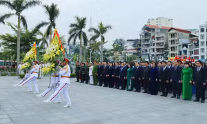 Đoàn đại biểu tỉnh dâng hương tại Đài tưởng niệm các Anh hùng liệt sĩ và Tượng đài đồng chí Vũ Văn Hiếu