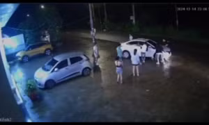 Người đàn ông lái ôtô bỏ chạy, tông trúng bạn gái cũ