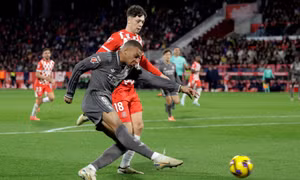 HLV Ancelotti giương cờ trắng cuộc đua top 8 Champions League