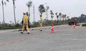 Xe tải Howo cán nát xe đạp điện, người phụ nữ tử vong thương tâm