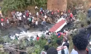 Xe tải chở đầy người lao xuống sông, 71 người chết ở Ethiopia