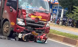 Xe máy va chạm xe tải, cặp vợ chồng tử vong thương tâm