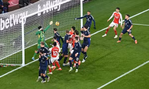 Arsenal thắng Man Utd nhờ hai bàn phạt góc