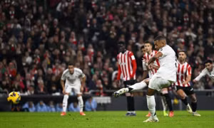Mbappe đá hỏng phạt đền trong thất bại của Real