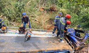 Xe tải lao xuống suối, tài xế tử vong trong cabin
