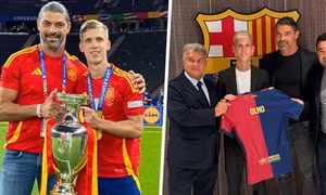 Đại diện của Dani Olmo có mặt ở Manchester, Barca 'rối như canh hẹ'