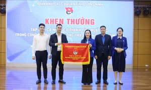 Đoàn Khối nhận Cờ thi đua Đơn vị xuất sắc công tác Đoàn năm 2024