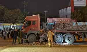 Thiếu niên chạy xe máy 'kẹp ba' lao vào gầm ô tô đầu kéo, 1 người tử vong