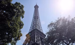 Hoả hoạn bùng phát ở tháp Eiffel ngay trước Giáng sinh, khoảng 1.200 người phải sơ tán