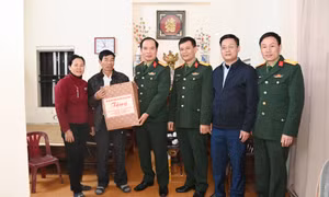 Thăm, tặng quà gia đình CCB có hoàn cảnh khó khăn nhân dịp kỷ niệm 80 năm Ngày thành lập QĐND Việt Nam
